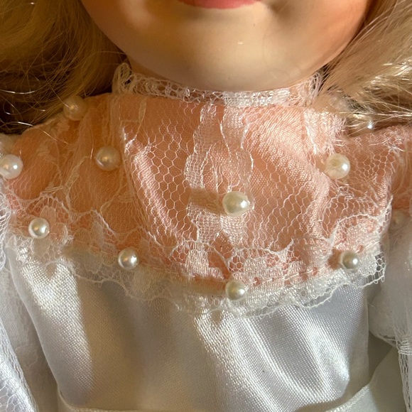 👀 HUGE SALE! VINTAGE PORCELAIN BRIDE DOLL WITH STAND VEIL, BOUQUET/TIE SHOES - Picture 11 of 11